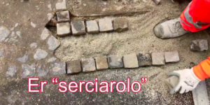 Alessandro Guarasci, Giornalista di Radio Vaticana, intervista un selciarolo, intento a mettere in posa la famosa pavimentazione.