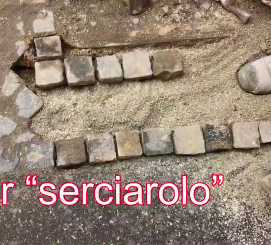 Alessandro Guarasci, Giornalista di Radio Vaticana, intervista un selciarolo, intento a mettere in posa la famosa pavimentazione.