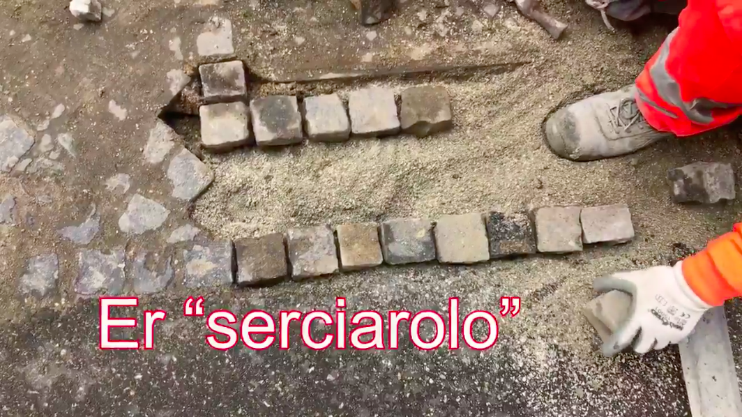 Alessandro Guarasci, Giornalista di Radio Vaticana, intervista un selciarolo, intento a mettere in posa la famosa pavimentazione.