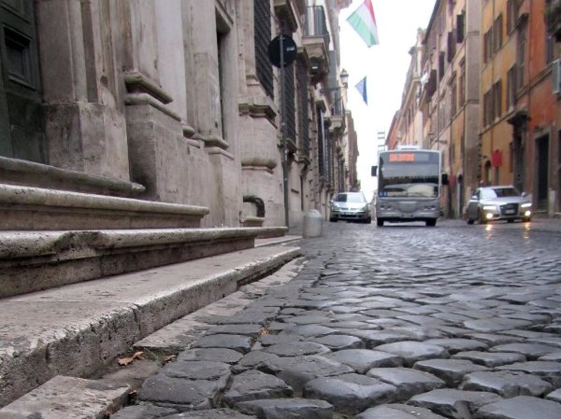 Sampietrini rubati in centro, assolti due giovani turisti americani - Corriere.it Roma